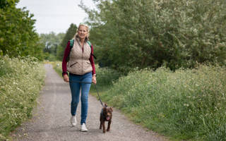 Vrouw wandelt met hondje